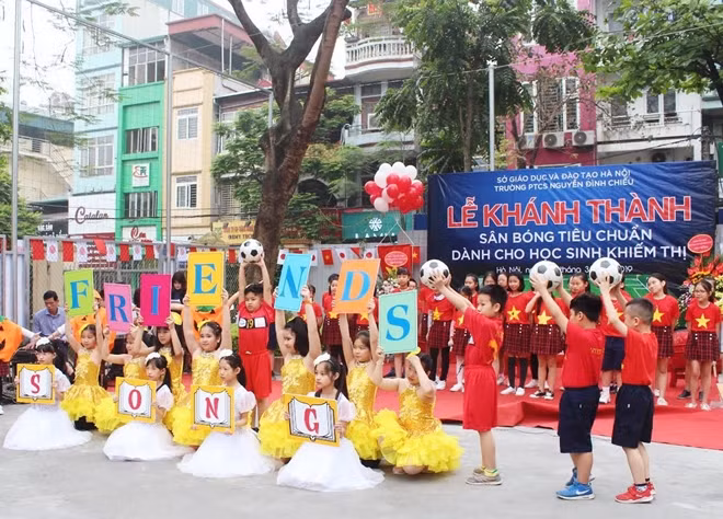 Các em học sinh Trường PTCS Nguyễn Đình Chiểu Hà Nội đồng diễn hát múa chào mừng sự kiện.