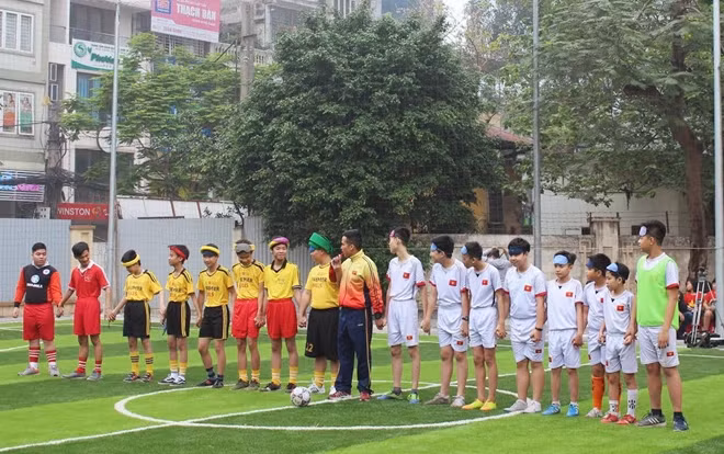 Em Vũ Dương Hùng, học sinh khiếm thị khối 7 của Trường PTCS Nguyễn Đình Chiểu cho hay: "Dù không thể nhìn thấy nhưng em rất mê chơi bóng đá. Em hay được đá ở vị trí tiền đạo lùi trong đội bóng. Em thực sự thích thú vì nay trường em được phía Nhật Bản tài trợ cho một sân bóng tiêu chuẩn. Em cảm ơn Đại sứ quán Nhật Bản và Quỹ Nippon Foundation đã hỗ trợ, cảm ơn các thầy cô trong trường đã luôn tạo cho chúng em môi trường học tập và vui chơi bổ ích".