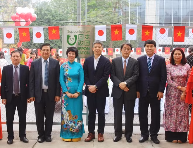 Ông Ichiro Kabasawa, Giám đốc Quỹ Nippon Foundation (giữa) cho biết, Việt Nam là quốc gia mạnh nhất ASEAN về bóng đá. Vì thế, ông hy vọng các em sẽ không ngừng phấn đấu, rèn luyện để ngày một trưởng thành và cống hiến cho xã hội.