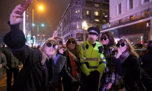 Hơn 10.000 người đã đổ ra các đường phố ở thủ đô London để đón năm mới. Người dân cũng tập trung tại Tháp đồng hồ Big Ben để đếm ngược thời khắc bước sang năm 2019.