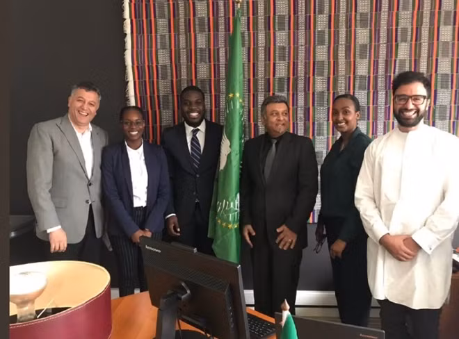 Karim Saafi (ngoài cùng bên phải) tới Kenya để họp về vấn đề thanh niên châu Phi.