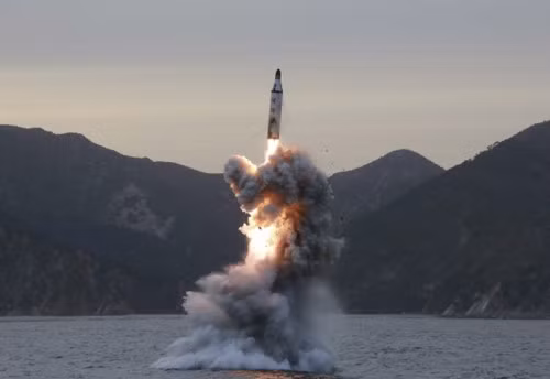 Một vụ phóng tên lửa từ tàu ngầm của Triều Tiên. Ảnh: KCNA.