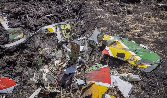 Trước khi lao thẳng xuống đất, phi cơ Boeing 737MAX8 mang số hiệu ET302 của Hãng hàng không Ethiopia đã gặp vấn đề về kiểm soát. Ảnh: AP.