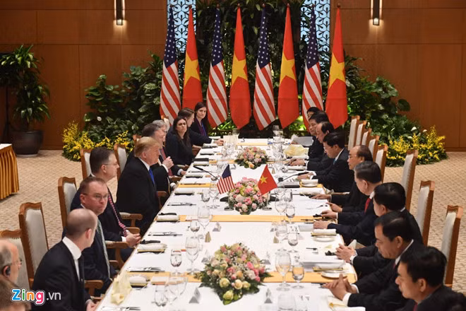 Thủ tướng Nguyễn Xuân Phúc và Tổng thống Mỹ Donald Trump và phái đoàn hai bên dùng bữa trưa ngày 27-2. Ảnh: Hoàng Hà