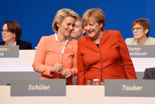 Năm 2013, bà von der Leyen, thành viên tích cực của đảng Dân chủ Cơ đốc giáo (CDU) được bổ nhiệm làm Bộ trưởng Quốc phòng, trở thành người phụ nữ đầu tiên tại Đức giữ chức vụ đầy thách thức này. Bà là một đồng minh thân cận của Thủ tướng Angela Merkel.