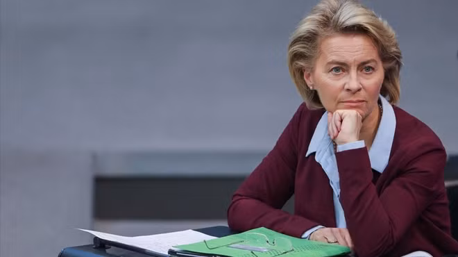 Trước khi theo đuổi con đường chính trị, bà von der Leyen học ngành dược tại Hannover và có bằng bác sĩ y khoa.