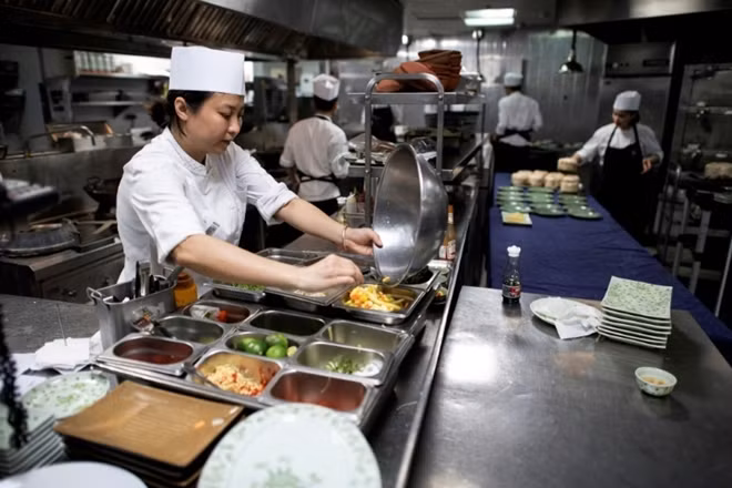 Các đầu bếp ở khách sạn Sofitel Metropole Legend Hanoi đang chuẩn bị "bữa tối đơn giản" cho hai nhà lãnh đạo Mỹ-Triều Tiên. Ảnh: Getty Images.