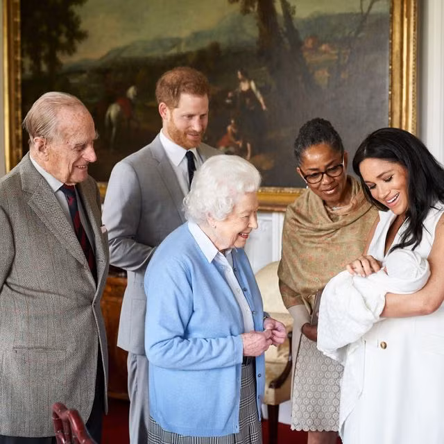Hai vợ chồng Hoàng tử Harry đã đưa em bé tới diện kiến Nữ hoàng Anh tại điện Windsor. Ảnh: Reuters.