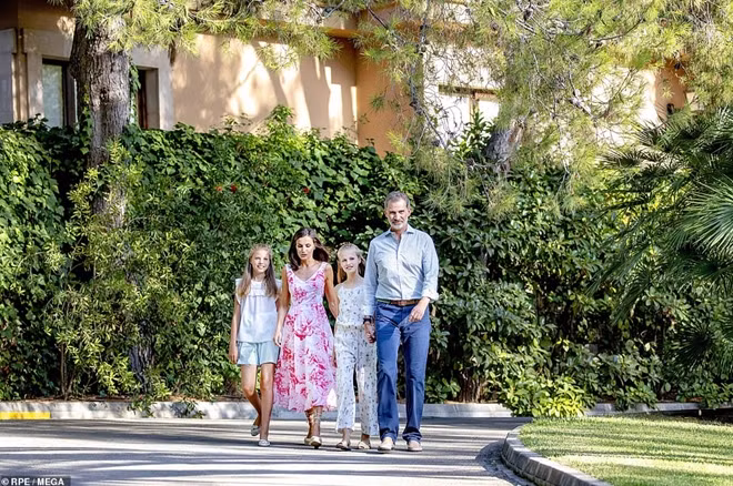 Cả gia đình của nhà vua Felipe VI đang tận hưởng kỳ nghỉ hè hàng năm tại cung điện Marivent, Mallorca. Từ phải qua trái: nhà vua Fepile VI, công chúa Leonor (13 tuổi), hoàng hậu Letizia và công chúa Sofia (12 tuổi).