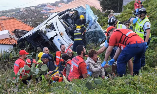 Đội cứu hộ tại Madeira đang đưa những người bị thương ra khỏi chiếc xe buýt bị lật. Ảnh: Getty Images.