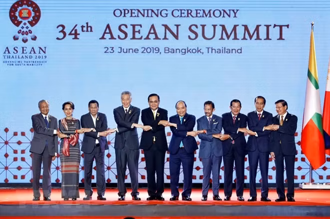 Thủ tướng Nguyễn Xuân Phúc và các nhà lãnh đạo ASEAN chụp ảnh chung. (Ảnh: Thống Nhất/TTXVN).
