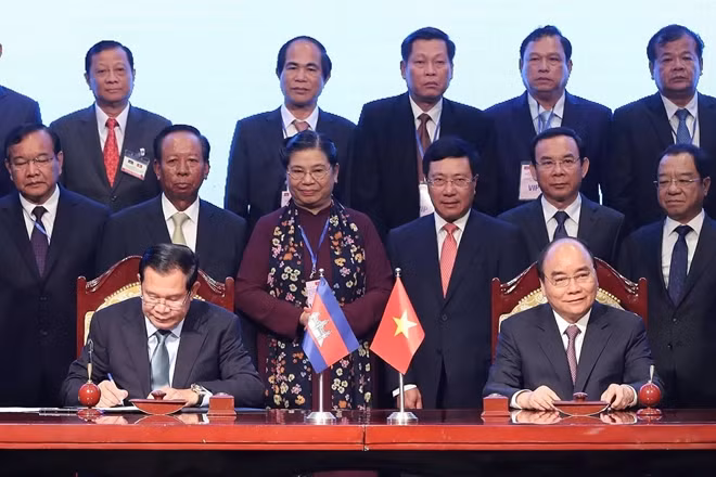 Hai nhà lãnh đạo ký kết văn kiện biên giới mang tính lịch sử. Hai nhà lãnh đạo ký kết văn kiện biên giới mang tính lịch sử.