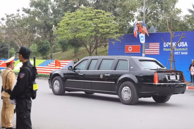 Đoàn xe Tổng thống Mỹ rời khách sạn JW Marriott trưa 27-2, đưa ông Trump đến gặp các lãnh đạo Việt Nam.