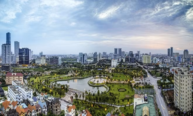 Hà Nội hiện đang ở vị trí 60 trong bảng xếp hạng các thành phố có mức sống đắt đỏ nhất thế giới. Ảnh: Vũ Long.
