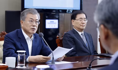 Tổng thống Hàn Quốc Moon Jae-in trong cuộc họp với các lãnh đạo cấp cao nước này ngày 11-2. Ảnh: Yonhap.
