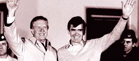 Tổng thống Jimmy Carter (trái) cùng với con tin được trao trả Bruce Laingen từ ban công bệnh viện của Không quân Mỹ ở thành phố Wiesbaden (Đức), ngày 22/1/1981. Tổng thống Jimmy Carter (trái) cùng với con tin được trao trả Bruce Laingen từ ban công bệnh viện của Không quân Mỹ ở thành phố Wiesbaden (Đức), ngày 22/1/1981.