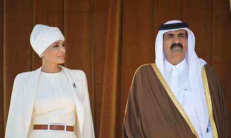 Sheikha Mozah cùng chồng - Quốc vương Sheikh Hamad bin Khalifa al-Thani khi còn tại vị, năm 2011.