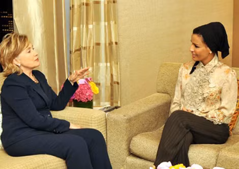 Bà Hillary Clinton (trái) và Hoàng hậu Mozah trong lần tiếp xúc năm 2009.