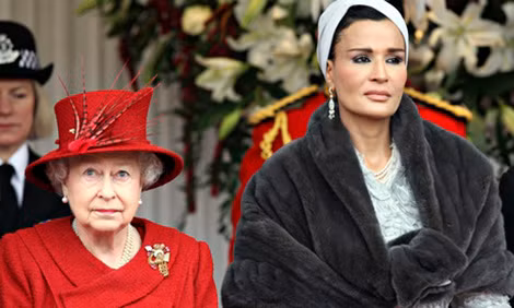 Sheikha Mozah bên cạnh Nữ hoàng Anh Elizabeth II.