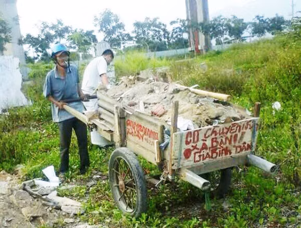 Một lô đất trên đường Như Nguyệt, TP Đà Nẵng bị bỏ hoang cho cỏ mọc và thành nơi xả bẩn gây ô nhiễm môi trường.