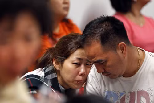 Thân nhân hành khách trên chuyến bay QZ8501 ngóng chờ tin của người thân. Ảnh: Reuters.