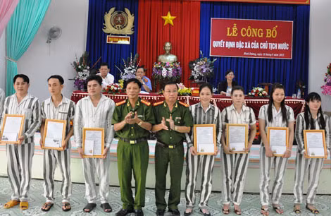 Đại tá, Vũ Thế Dương, Phó Cục trưởng Cục C85 và Đại tá Phạm Đình Hoàn, Giám thị Trại giam An Phước trao quyết định đặc xá cho phạm nhân.
