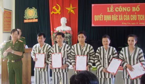 Ban giám đốc Công an tỉnh Hưng Yên trao quyết định đặc xá cho các phạm nhân.