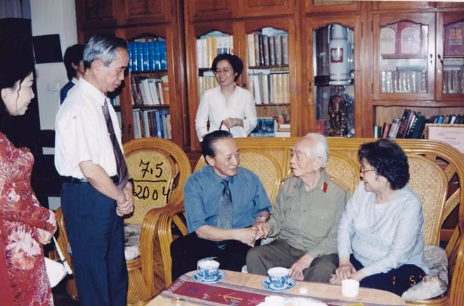 GS.TSKH Nguyễn Tài Thu thăm Đại tướng Võ Nguyên Giap (2004).