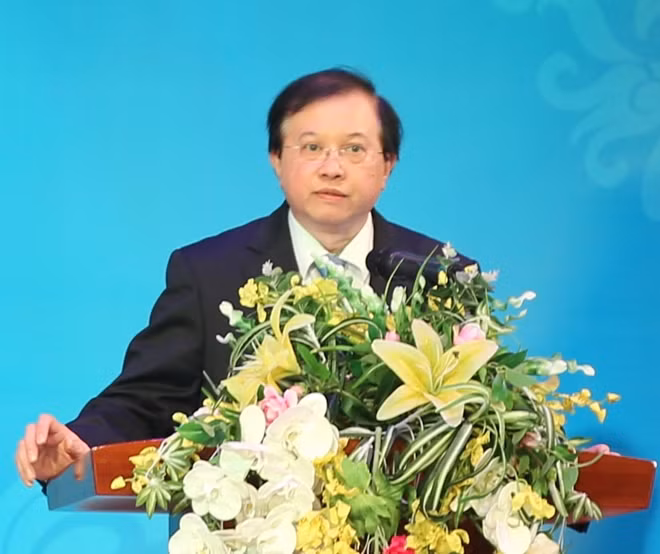 Thứ trưởng Bộ Văn hóa, Thể thao và Du lịch Tạ Quang Đông chúc mừng các nghệ sĩ xiếc
