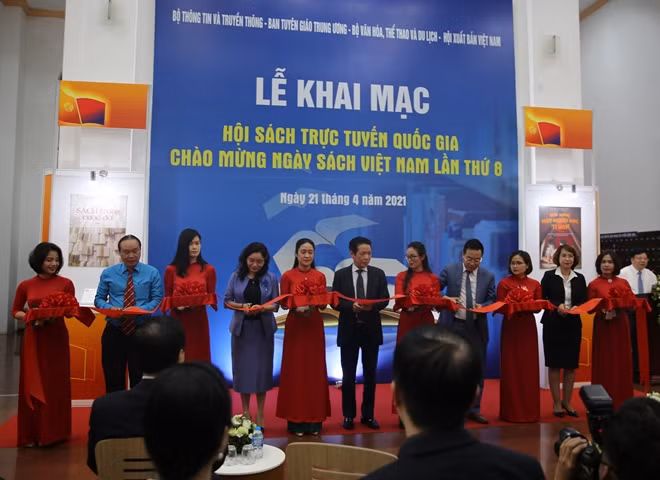 Các đại biểu cắt băng khai mạc Hội sách trực tuyến 2021.