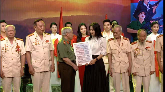 Ca khúc "Những cánh chim tiếp lửa" cũng là quà tặng đặc biệt của ê kíp dành tặng các cựu cán bộ công an chi viện chiến trường miền Nam tham gia chương trình
