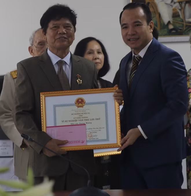 Tác giả "Bến không chồng" - nhà văn Dương Hướng cũng trao tư liệu cho Trung tâm Lưu trữ Quốc gia III