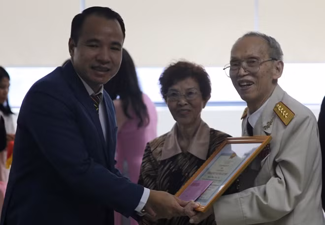 Phó Cục trưởng Cục Văn thư và Lưu trữ Nhà nước trao Kỷ niệm chương của Bộ Nội vụ cho nhạc sĩ Huy Thục