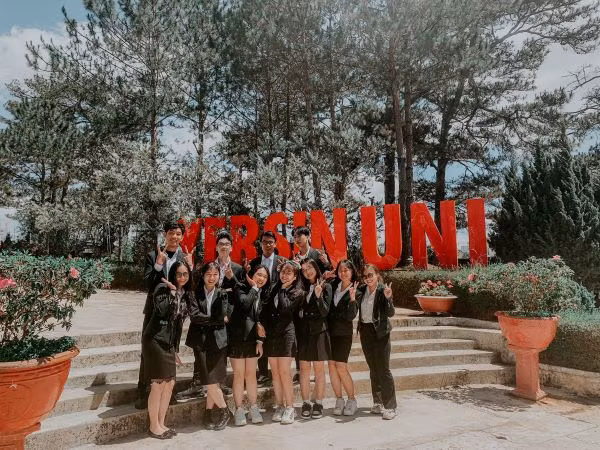 Đội của Đại học Yersin Đà Lạt Đội của Đại học Yersin Đà Lạt