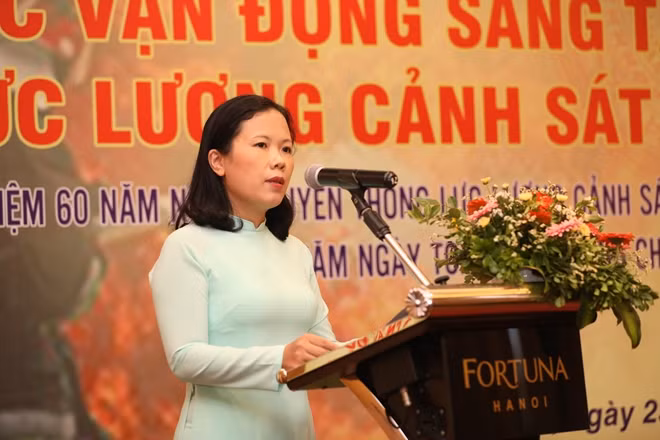 Nhà báo Hồng Thinh đại diện Ban tổ chức thông tin về thể lệ cuộc vận động.