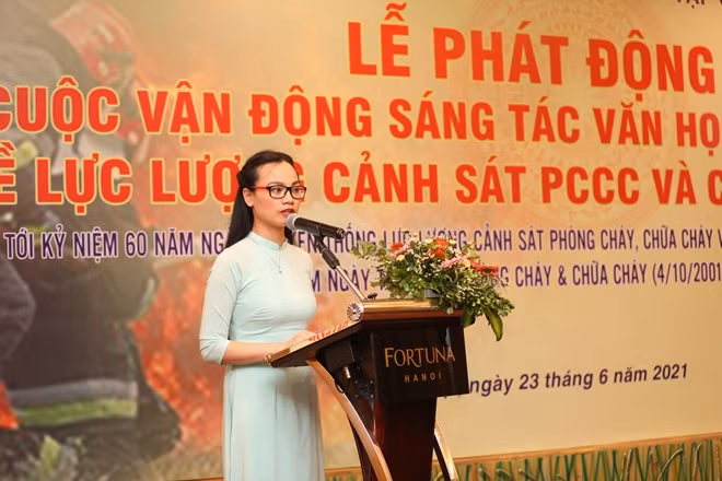 TBT Tạp chí Người Hà Nội, nhà báo Vương Minh Huệ phát biểu tại buổi lễ.
