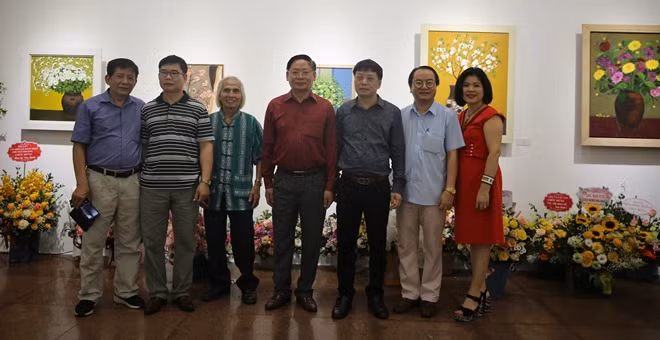 Đại tá, nhà thơ Phạm Khải, Tổng biên tập Báo CAND, Phó Cục trưởng Cục Truyền thông CAND; Thiếu tướng Mã Duy Quân, Giám đốc Nhà xuất bản CAND, Phó Cục trưởng Cục Truyền thông CAND cùng văn nghệ sĩ chúc mừng tác giả, nhà văn Như Bình