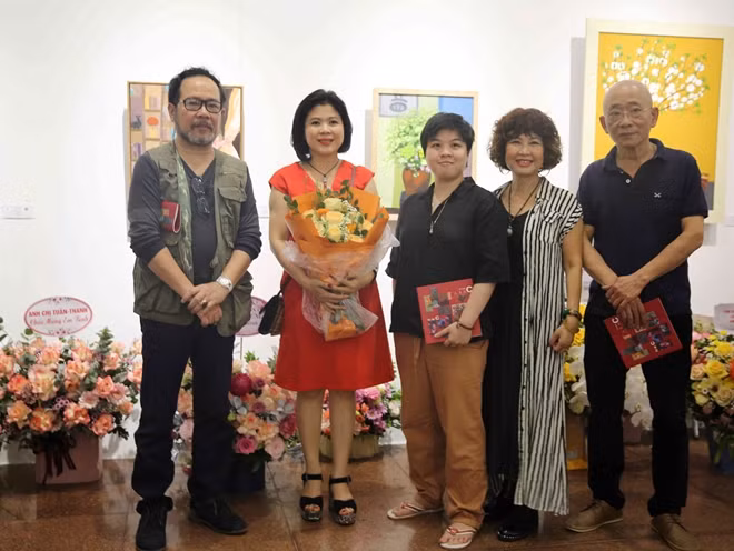 Nhà văn Như Bình liên tục nhận nhiều lẵng hoa tươi thắm và lời chúc mừng của bạn bè, văn nghệ sĩ