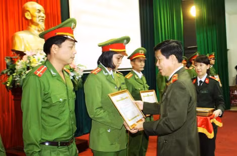Thiếu tướng Nguyễn Văn Sơn trao giấy khen tặng các tập thể và cá nhân xuất sắc.