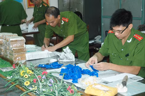 Cơ quan điều tra giám định số lượng ma túy thu giữ từ một vụ án.