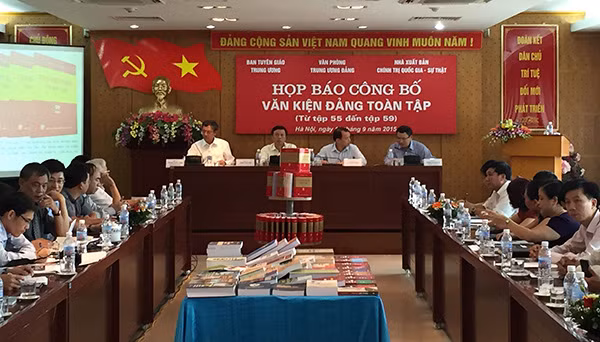 Họp báo ra mắt 5 tập Văn kiện Đảng toàn tập. Họp báo ra mắt 5 tập Văn kiện Đảng toàn tập.