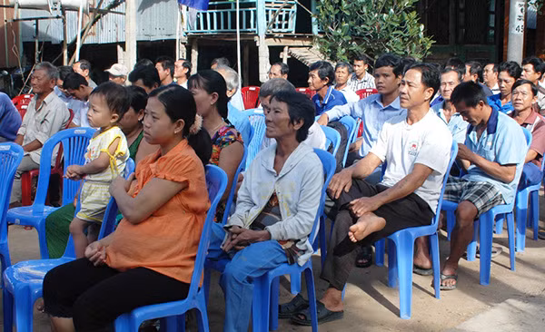 Các đại biểu (ảnh trên) và người dân dự lễ khởi công cầu Mương Lớn 4.