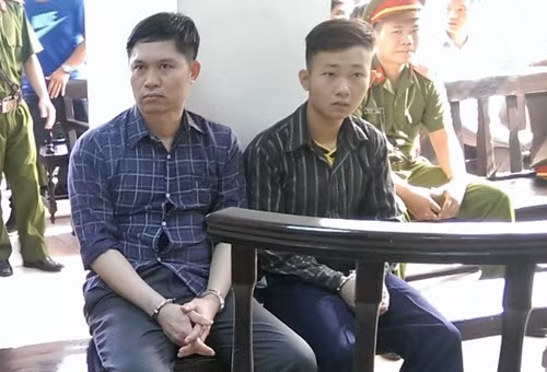 Hai bị cáo Tường và Khánh tại phiên tòa phúc thẩm.