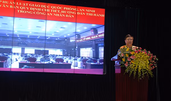 Trung tướng Nguyễn Ngọc Anh giới thiệu nội dung cơ bản của Luật Giáo dục quốc phòng, an ninh. Trung tướng Nguyễn Ngọc Anh giới thiệu nội dung cơ bản của Luật Giáo dục quốc phòng, an ninh.