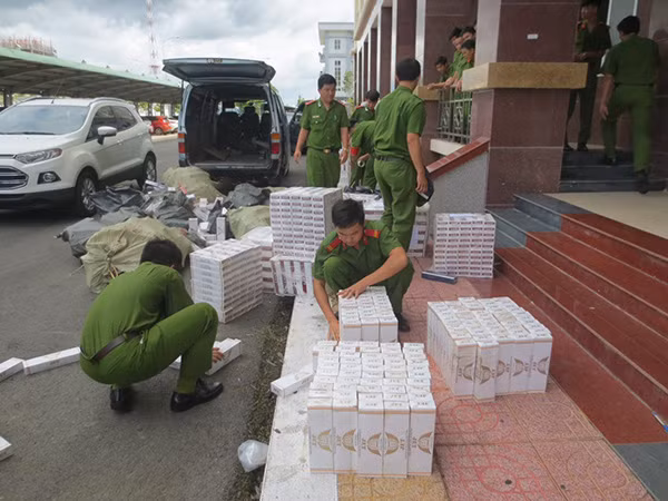 Công an kiểm kê số lượng thuốc lá lậu.