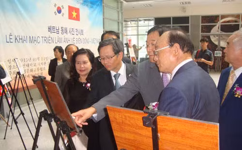 Đại biểu tham dự triển lãm ảnh tố cáo hoạt động của Trung Quốc ở Biển Đông. Ảnh: HNM.