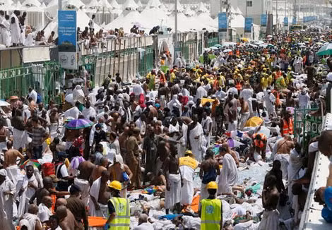 Cảnh hỗn độn sau vụ giẫm đạp kinh hoàng ở Thánh địa Mecca. (Ảnh: AP)