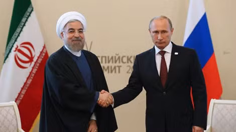Tổng thống Nga Vladimir Putin (phải) trong cuộc gặp với đồng cấp người Iran Hassan Rouhani. Ảnh: AP.