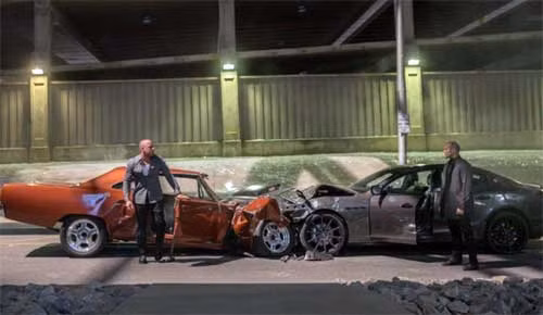Một cảnh đối đầu xe trong Fast and Furious 7. Một cảnh đối đầu xe trong Fast and Furious 7.