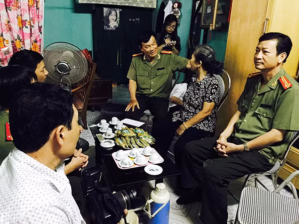 Đại diện Báo CAND, Công ty cổ phần Sân Golf ngôi sao Chí Linh, Công an TP Hải Phòng thăm hỏi, tặng quà gia đình liệt sỹ Dương Ngọc Hà. Đại diện Báo CAND, Công ty cổ phần Sân Golf ngôi sao Chí Linh, Công an TP Hải Phòng thăm hỏi, tặng quà gia đình liệt sỹ Dương Ngọc Hà.